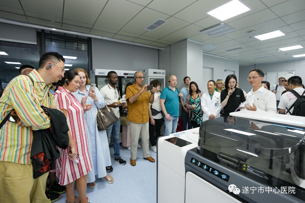 国际交流团前往遂宁市中心医院考察聚焦超声消融技术的应用