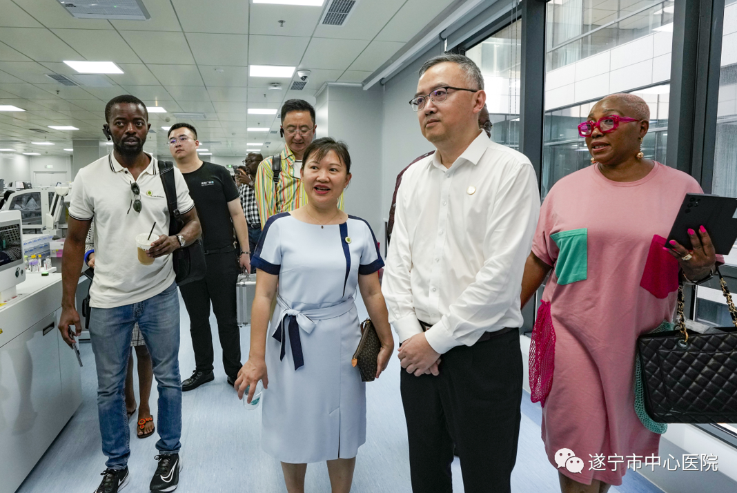 国际交流团前往遂宁市中心医院考察聚焦超声消融技术的应用