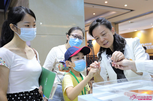 高尖精国家重点实验室亮相重庆市科技活动周做科普