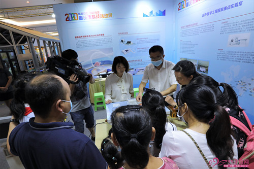 高尖精国家重点实验室亮相重庆市科技活动周做科普