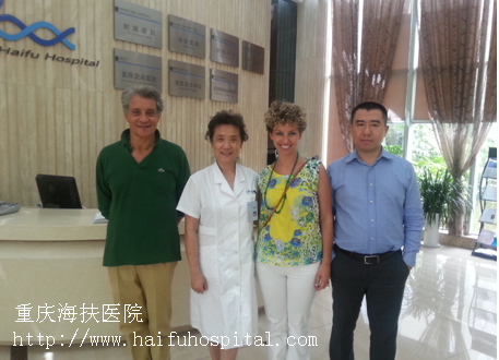 Photo of the Italian doctor (1st left), his colleague (3rd left) and Director Wang